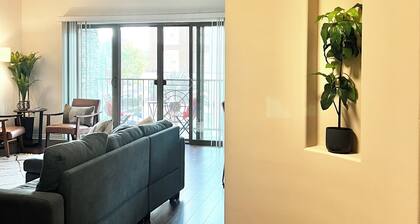 Cozy, Sunlit 2BR w/ Pool, Gated Parking, 10 min to LA, 2 Parking, Walk to Food