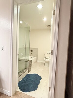Shower, hair dryer, towels, soap - Cozy, Sunlit 2BR w/ Pool, Gated Parking, 10 min to LA, 2 Parking, Walk to Food (Monterey Park)