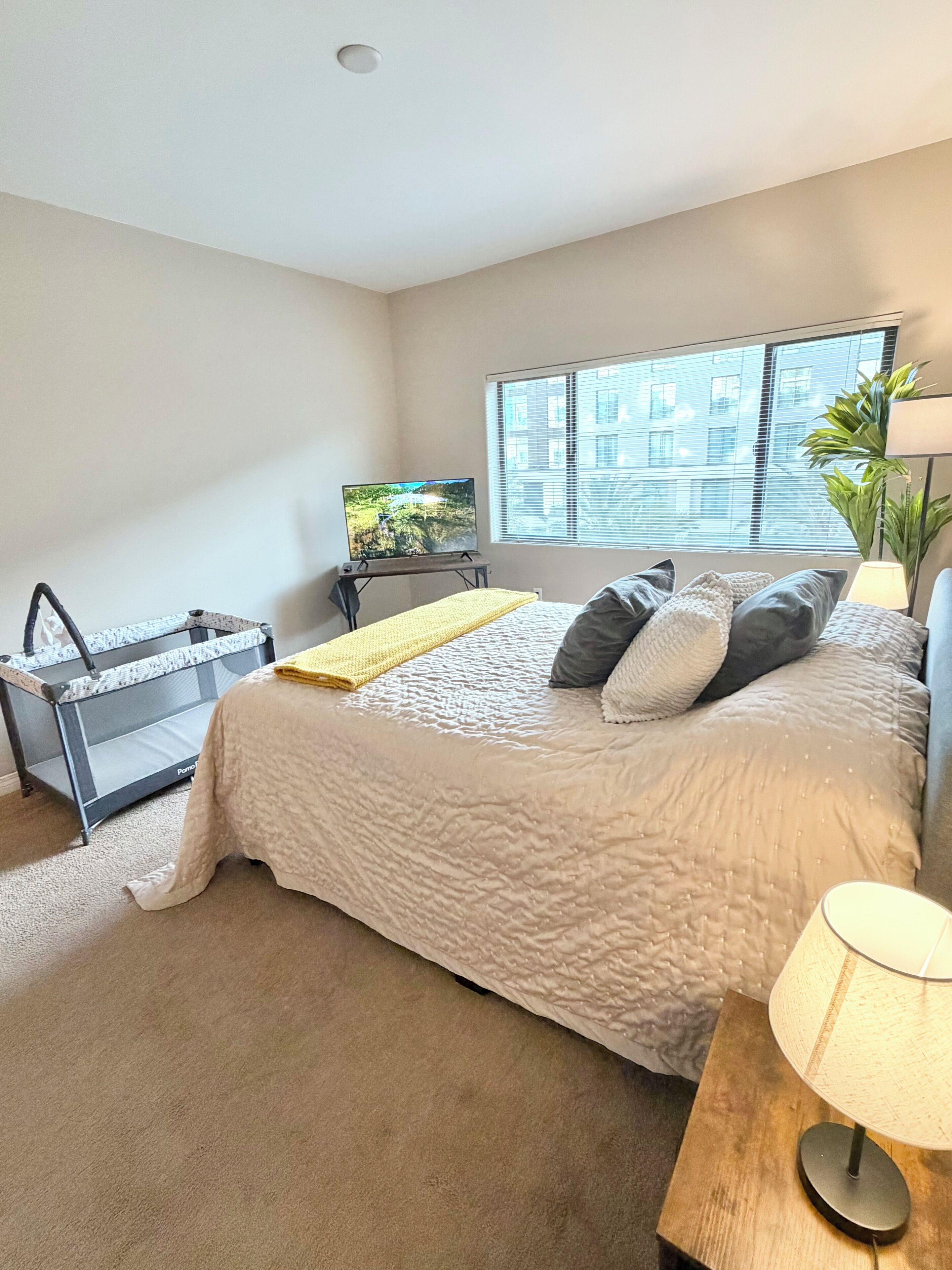 2 habitaciones, escritorio, tabla de planchar con plancha y wifi gratis 