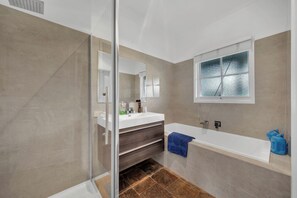 Bathroom - Serene Residencia Farm Resort - Luxe Farm House Lara (Lara)