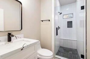 Hair dryer, towels, soap, toilet paper - Stylish 2BR Retreat, King Bed, Fast WiFi, Near Houston (Houston)