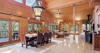 Beautiful 4-bedroom Lodge with HotTub / AC near Yosemite Bass Lake