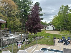 Outdoor dining - 1-bedroom Cabin with AC in The Forks, sleeps 6, WIFI and TV (The Forks Pl)