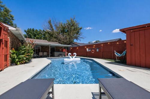 5BR w/ Pool & Hot Tub • Walk to Lake Ray Hubbard
