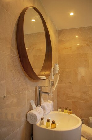 Suíte luxo, sacada, vista para o jardim | Banheiro