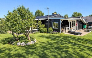 A modern house with a covered patio, a lawn, and a tree. - 2 bedroom nice home in Sydals (Sydals)