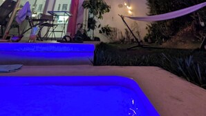 A modern house with a pool, string lights, and a patio area. - Jardin Elvira (Cuernavaca)