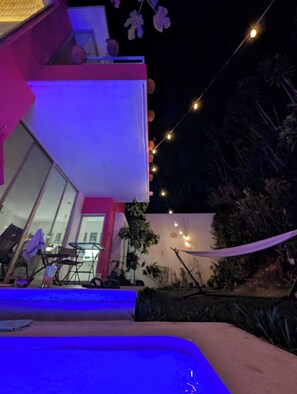 A modern house with a pool, string lights, and a patio area. - Jardin Elvira (Cuernavaca)