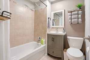 Hair dryer, towels, soap, toilet paper - Townhouse Downtown 5 Minute Walk to City Park (Kelowna)