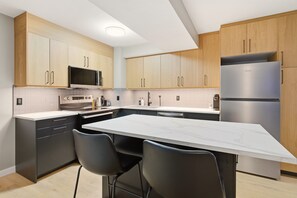 Private kitchen - Townhouse Downtown 5 Minute Walk to City Park (Kelowna)