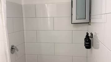 Douche, séchoir à cheveux, serviettes fournies, savon