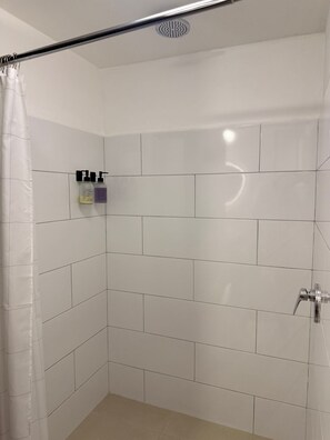 Een douche, een haardroger, handdoeken, zeep