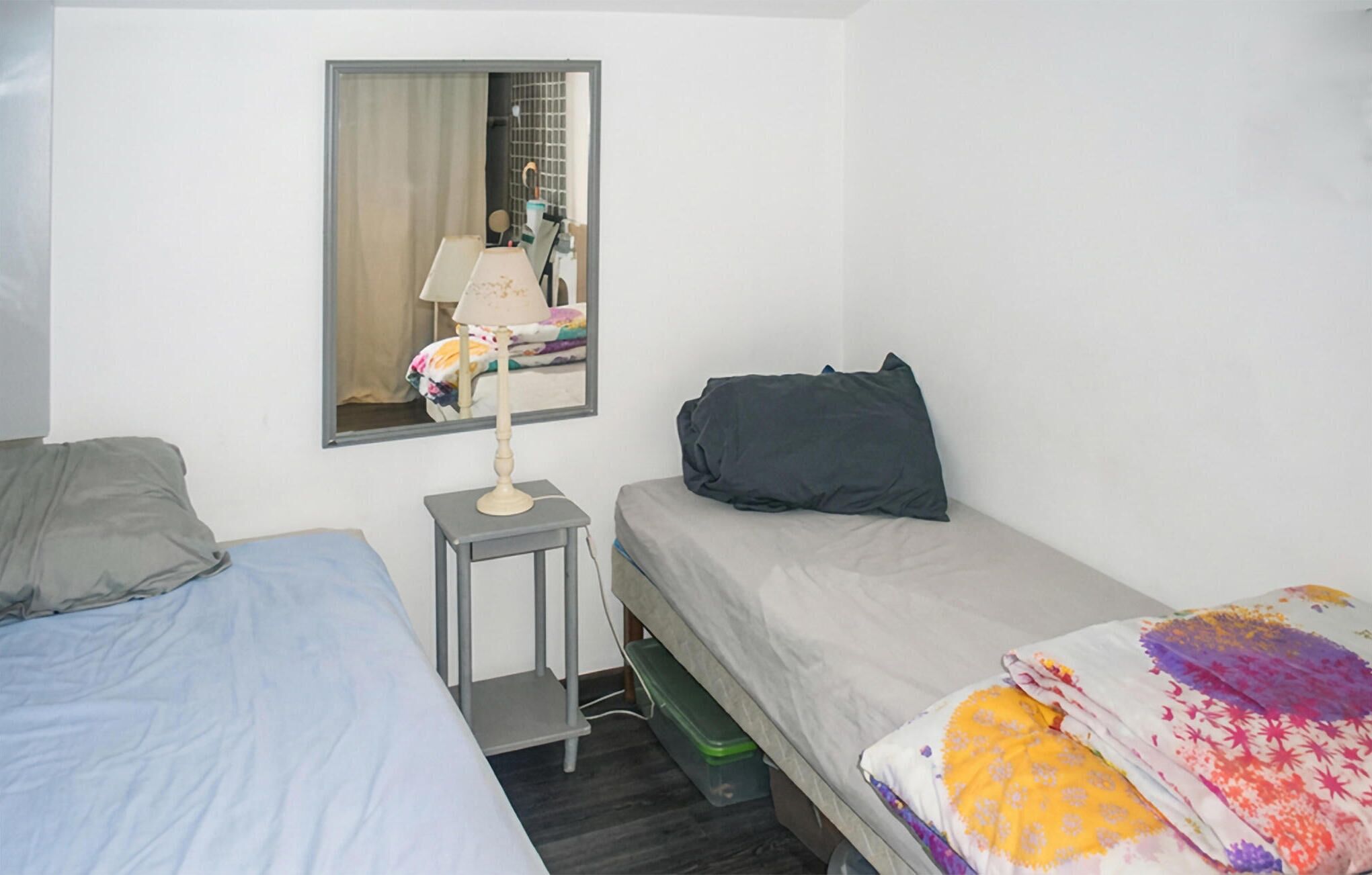2 chambres, fer et planche à repasser, lit de bébé portatif