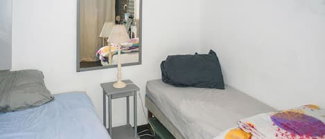2 habitaciones, tabla de planchar con plancha y cuna de viaje