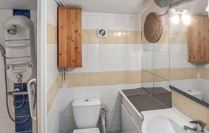 Shower, hair dryer - Nice home in Lanton with WiFi (Lanton)