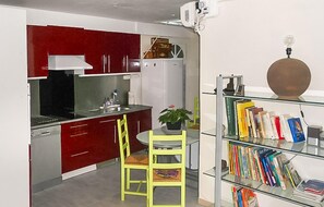 Fridge, microwave, oven, dishwasher - Nice home in Lanton with WiFi (Lanton)