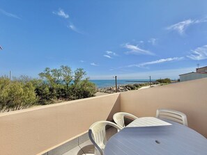 A patio with a table and chairs overlooking a beach. - CAP D'AGDE - Plage de la Roquille // Réf 0321 (CAP D'AGDE)