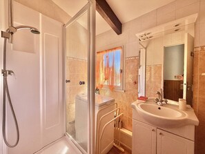 Bathroom - CAP D'AGDE - MONT ST MARTIN // Réf 0315 (CAP D'AGDE)