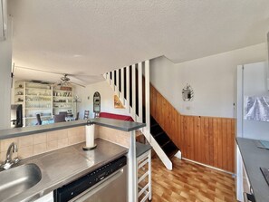 Fridge, oven, cookware/dishes/utensils - CAP D'AGDE - MONT ST MARTIN // Réf 0315 (CAP D'AGDE)