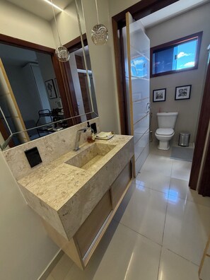 Shower, hair dryer, towels, soap - Apartment NL 402 (Guarabira)