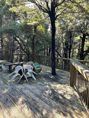 Outdoor dining - Te Korimako - Where Nature Meets Tranquility (Mount Lyford Village)
