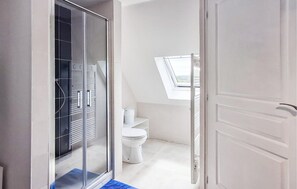 Shower - 1 bedroom pet friendly home in Rospez (Rospez)