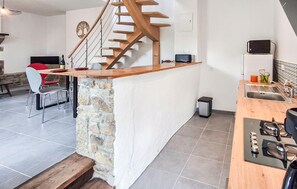 Kjøleskap, mikrobølgeovn, kokeplater og oppvaskmaskin