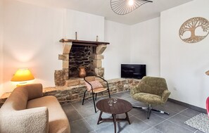 TV - 1 bedroom pet friendly home in Rospez (Rospez)