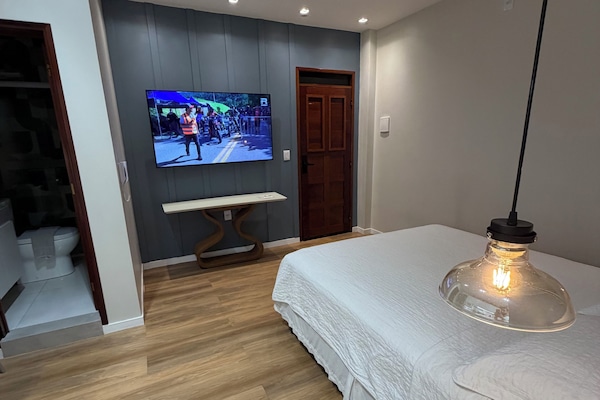 1 habitación, tabla de planchar con plancha, wifi gratis y ropa de cama