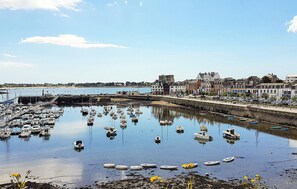 Un port avec des bateaux, une jetée et des bâtiments le long du quai.