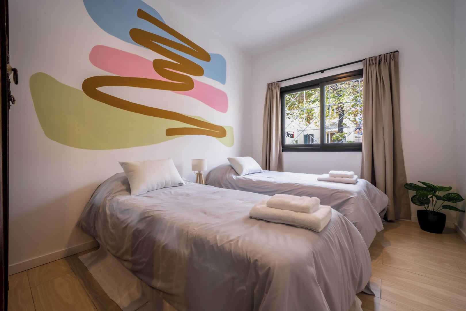 4 habitaciones, tabla de planchar con plancha, wifi y ropa de cama 