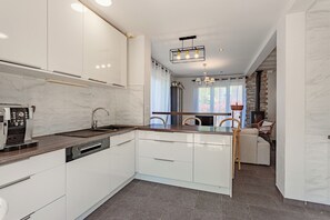 Kühlschrank, Mikrowelle, Ofen, Geschirrspüler