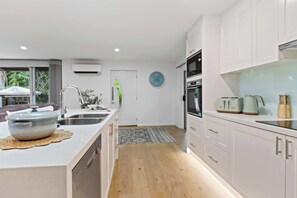 Microwave, oven, dishwasher, coffee/tea maker - Clifton Beach Family Retreat with Pool (Clifton Beach)