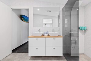 Shower, hair dryer, towels, shampoo - Clifton Beach Family Retreat with Pool (Clifton Beach)