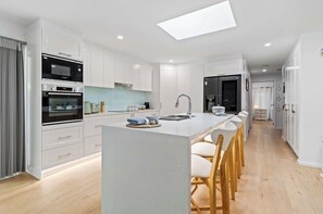 Microwave, oven, dishwasher, coffee/tea maker - Clifton Beach Family Retreat with Pool (Clifton Beach)