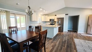 Dining - Cozy 2-bedroom house in tranquil Sun City West with AC (Sun City West)