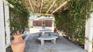 Outdoor dining - Cozy 2-bedroom house in tranquil Sun City West with AC (Sun City West)