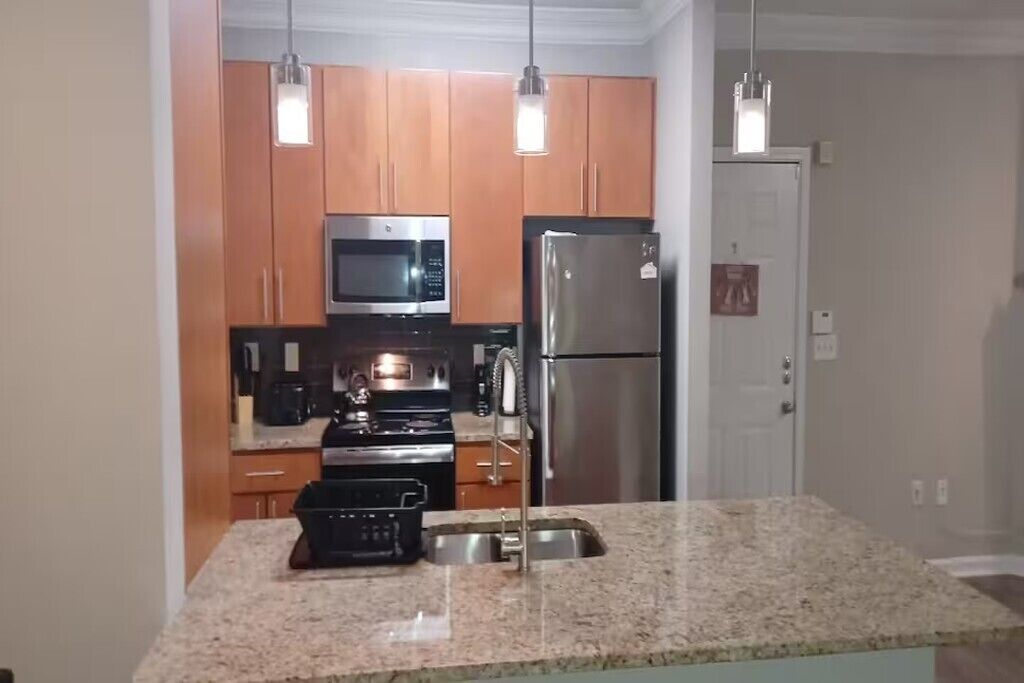 Frigorífico, microondas, horno y placa de cocina
