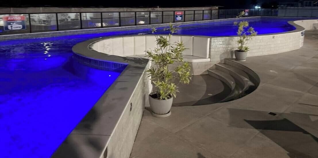 Una piscina al aire libre