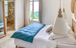 4 bedrooms, free WiFi - Cozy home in Grasse with heated swimming pool (Grasse)