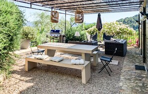 Outdoor dining - Cozy home in Grasse with heated swimming pool (Grasse)