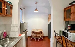 Fridge, microwave, oven, stovetop - 3 bedroom pet friendly home in Vence (Vence)