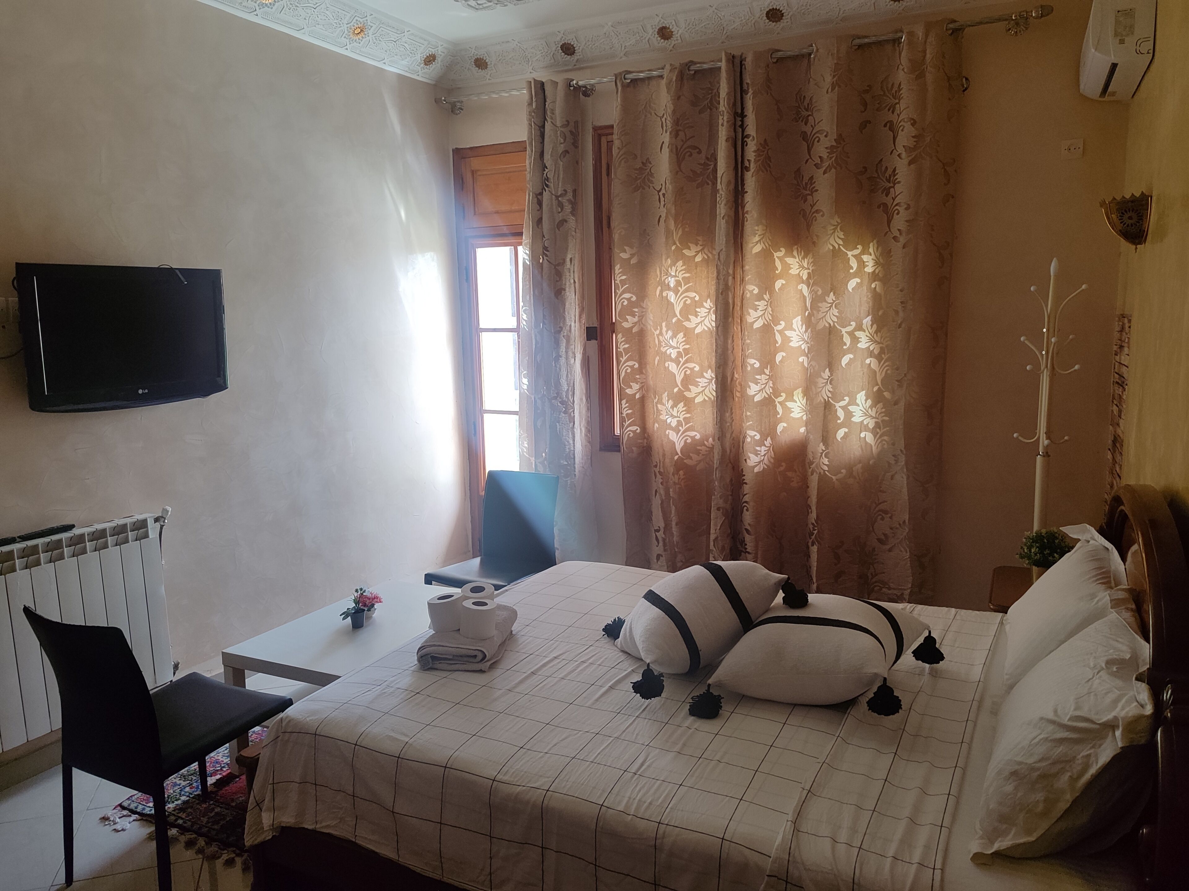 Chambre Standard double, balcon, vue sur la ville | Espace de travail pour ordinateurs portables, rideaux d’obscurcissement