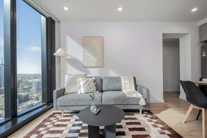TV - LaneStay - 2BR Panoramic Views w Pool, Spa & Gym (Melbourne)