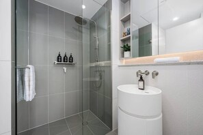 Shower, hair dryer, shampoo - LaneStay - 2BR Panoramic Views w Pool, Spa & Gym (Melbourne)
