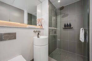 Shower, hair dryer, shampoo - LaneStay - 2BR Panoramic Views w Pool, Spa & Gym (Melbourne)