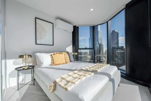 2 bedrooms, iron/ironing board, WiFi, bed sheets - LaneStay - 2BR Panoramic Views w Pool, Spa & Gym (Melbourne)