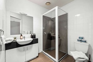 Shower, hair dryer, shampoo - LaneStay - 3B2B Bright Apartment with Free Parking (St Kilda)