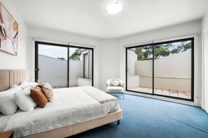 3 bedrooms, iron/ironing board, WiFi, bed sheets - LaneStay - 3B2B Bright Apartment with Free Parking (St Kilda)