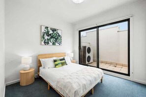 3 bedrooms, iron/ironing board, WiFi, bed sheets - LaneStay - 3B2B Bright Apartment with Free Parking (St Kilda)